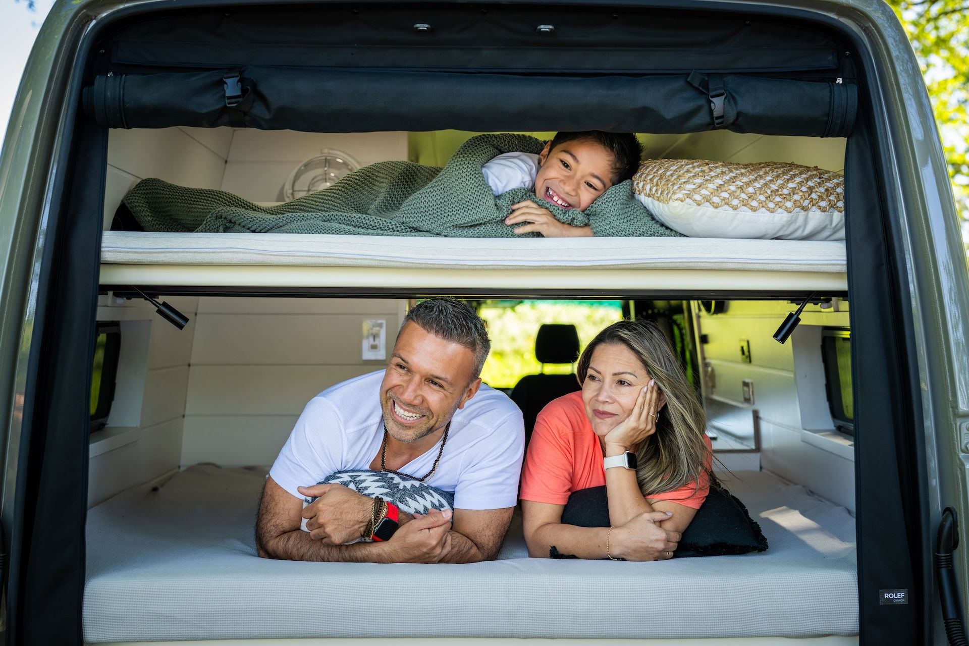 Un couple savoure un café à la porte de leur camper van Van Trotter
